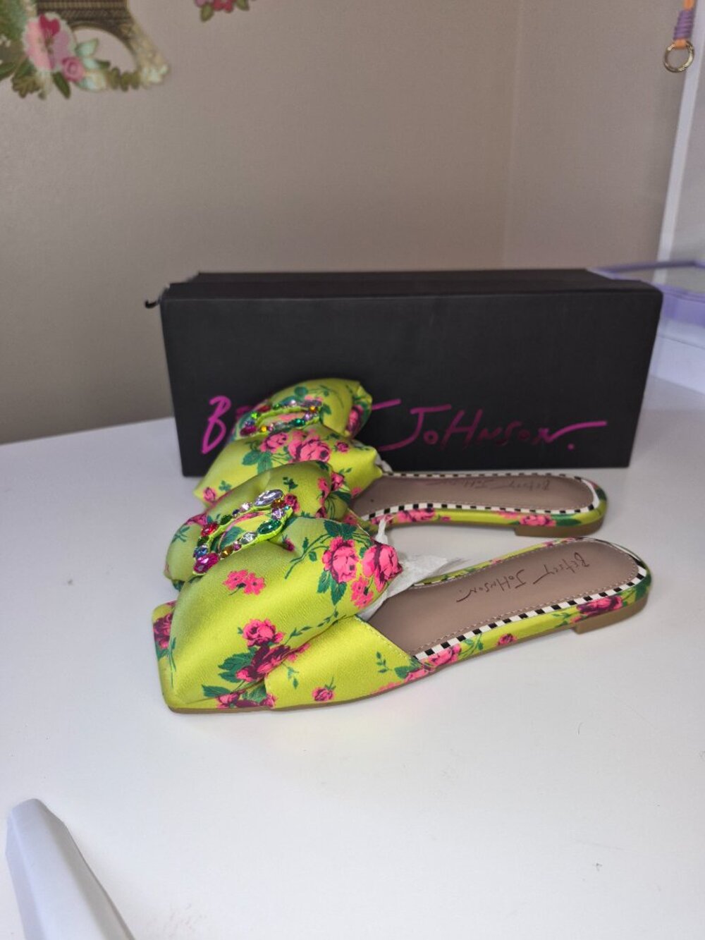 NIB Betsey Johnson Daiseyy floral satin square toe sandals. - Picture 3 of 6